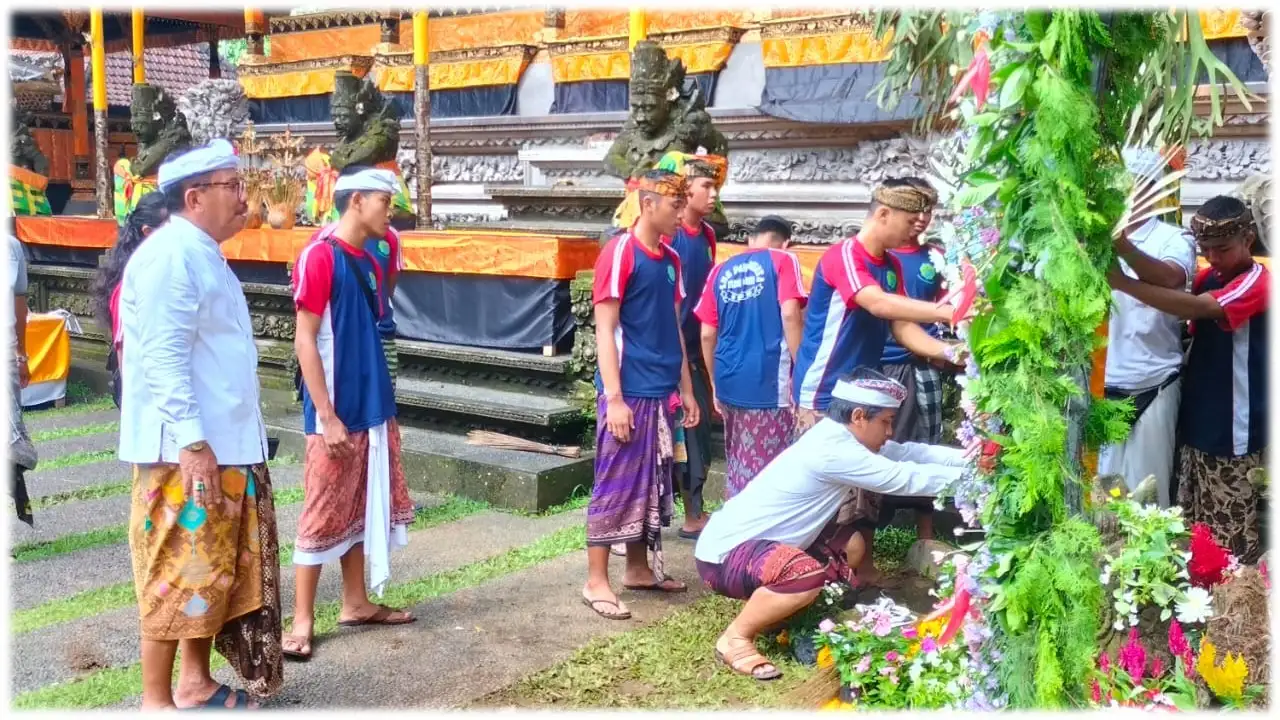 Ngayah Ke Puru Gunung Lebah